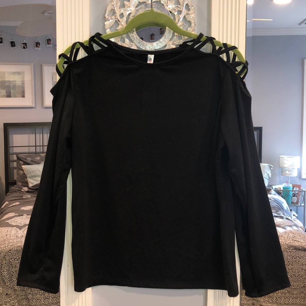 ✨Criss Cross Open Shoulder Long Sleeve✨